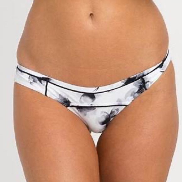 🔥RVCA Fading Petals Cheeky Bikini Bottom🔥~med - Picture 5 of 14